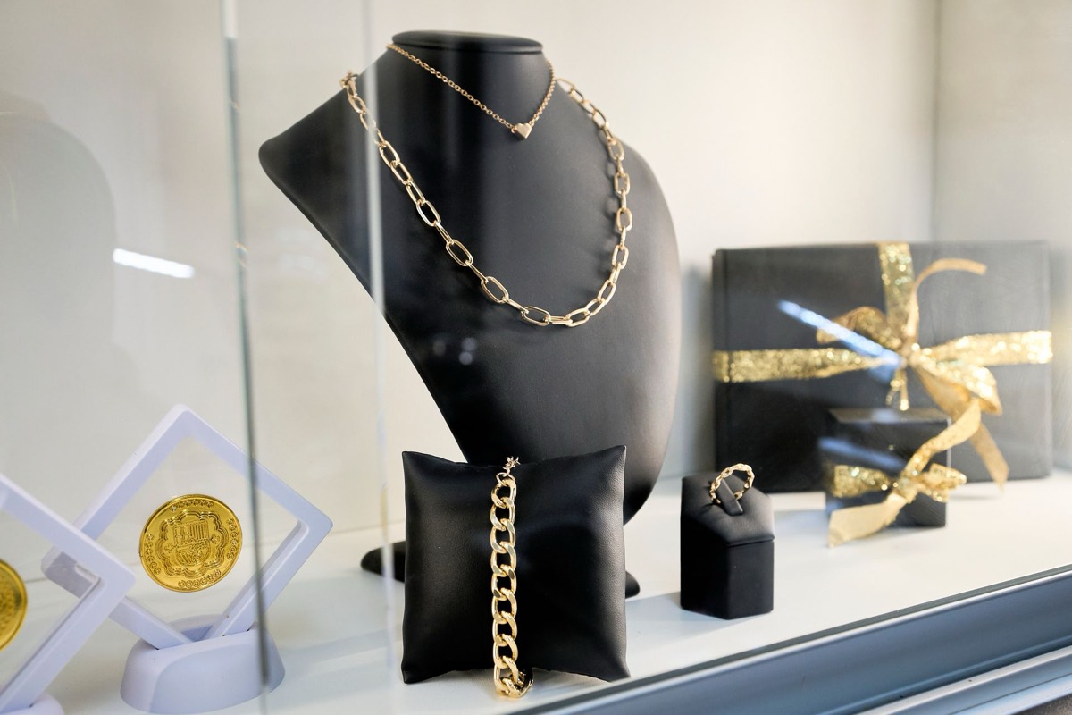 Gioielli in oro 18 carati in vetrina