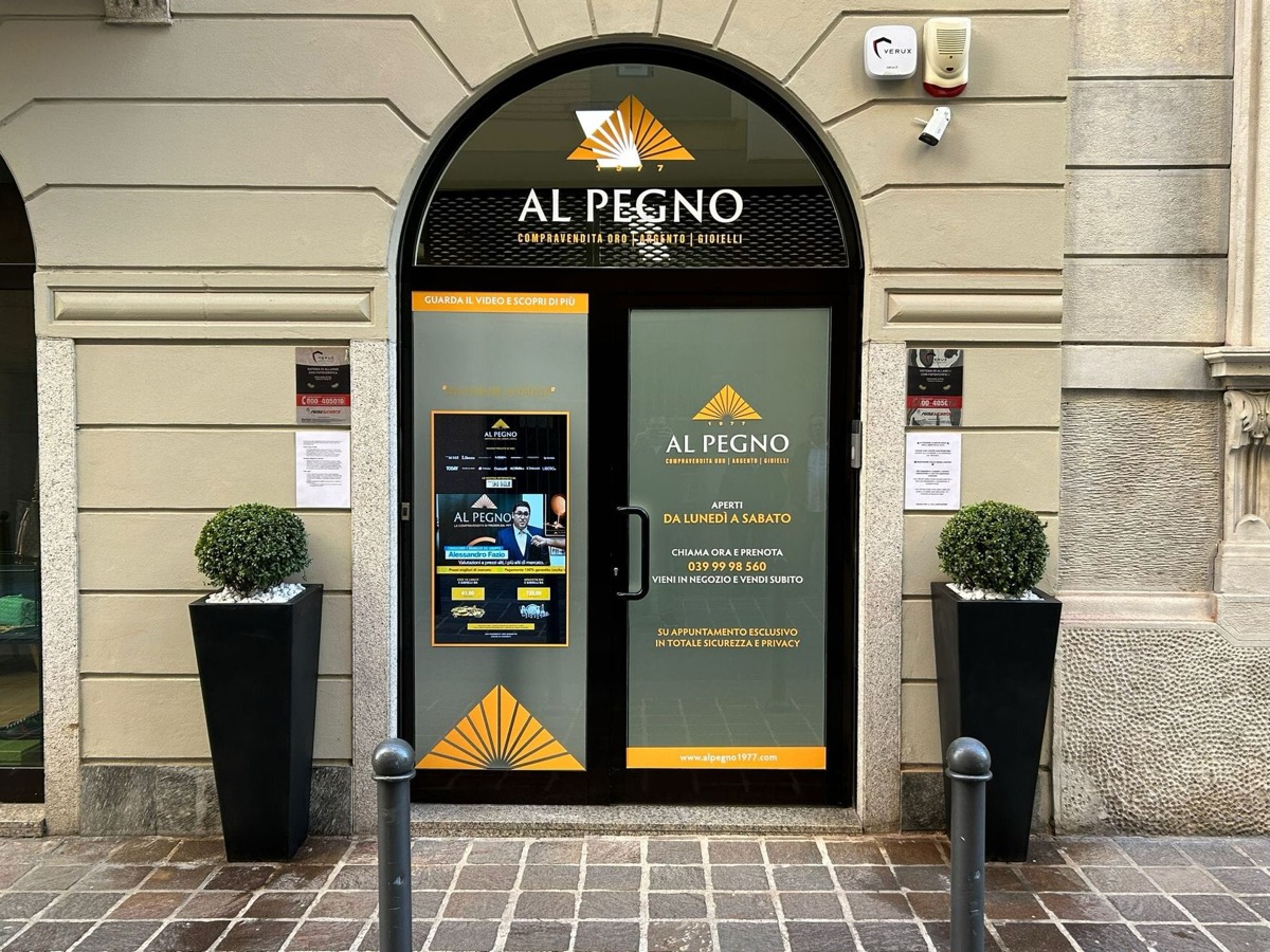 Ingresso del negozio Al Pegno a Torino